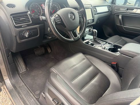 Used 2016 Volkswagen Touareg Sport AWD/4WD image 29
