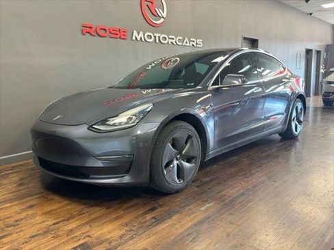 Used 2019 Tesla Model 3 Standard Range image 1