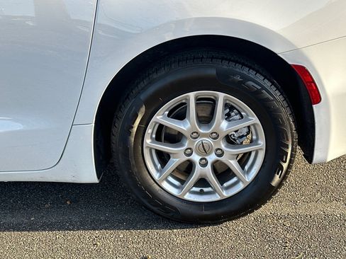 Used 2024 Chrysler Pacifica Touring-L image 19