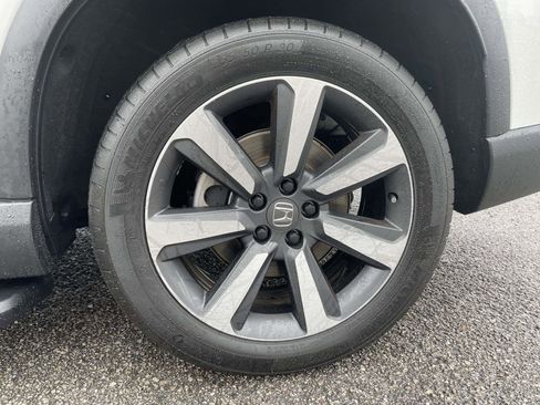 Certified 2025 Honda Pilot Touring image 4