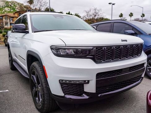 Used 2023 Jeep Grand Cherokee L Limited w/ Black Appearance Package image 2