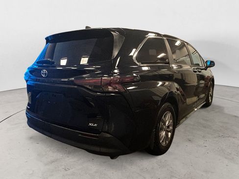 Used 2025 Toyota Sienna XLE image 5
