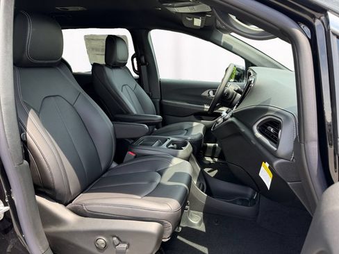 New 2027 Chrysler Pacifica Select w/ Family Tech Group FWD image 15