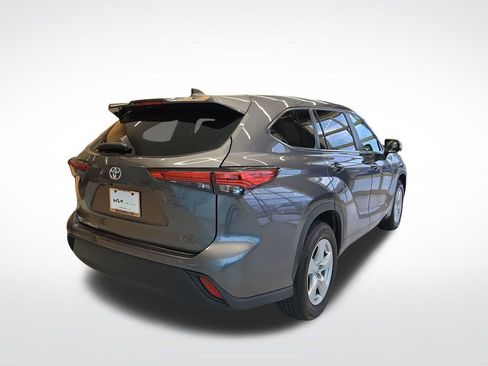 Used 2023 Toyota Highlander L FWD image 6
