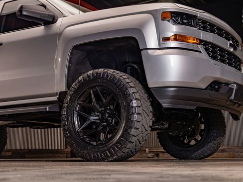 Used 2018 Chevrolet Silverado 1500 Custom w/ Custom Value Package AWD/4WD image 12