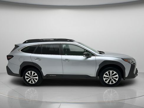 Used 2024 Subaru Outback Premium AWD/4WD image 3