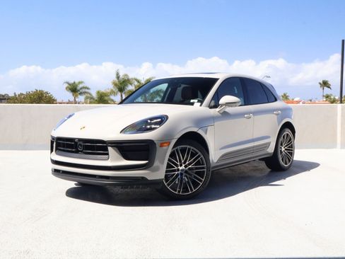 Certified 2023 Porsche Macan AWD/4WD image 1