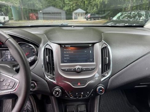 Used 2017 Chevrolet Cruze LT w/ Convenience Package image 15