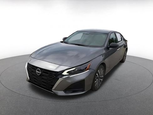Used 2025 Nissan Altima 2.5 SV FWD image 7