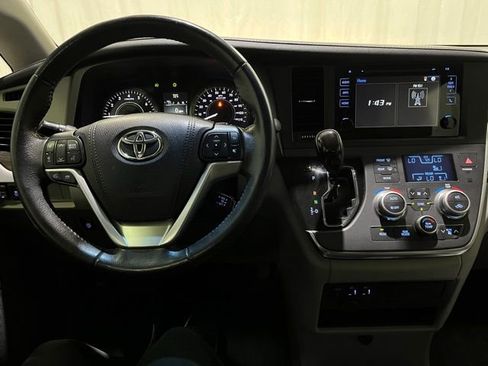 Certified 2017 Toyota Sienna XLE FWD image 22