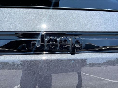 Used 2023 Jeep Grand Cherokee Altitude AWD/4WD image 10