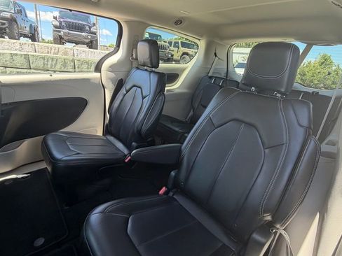 Certified 2023 Chrysler Pacifica Touring-L FWD image 19