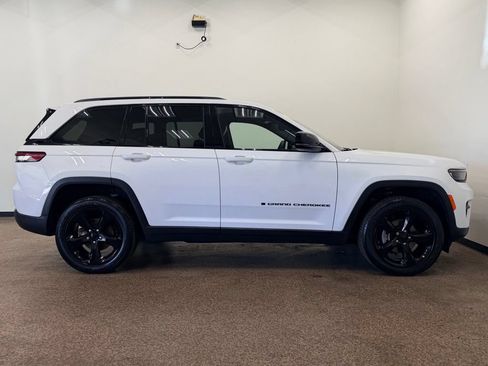 Used 2023 Jeep Grand Cherokee Altitude AWD/4WD image 8