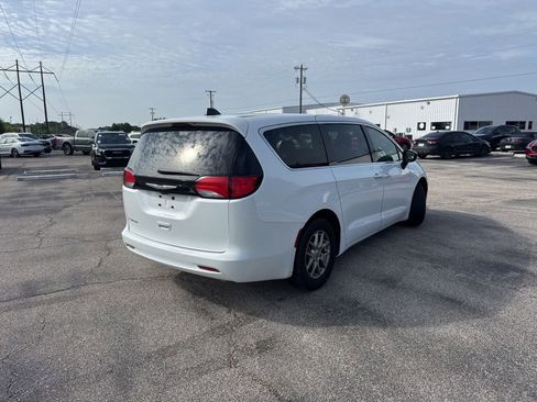 Used 2024 Chrysler Voyager LX FWD image 3