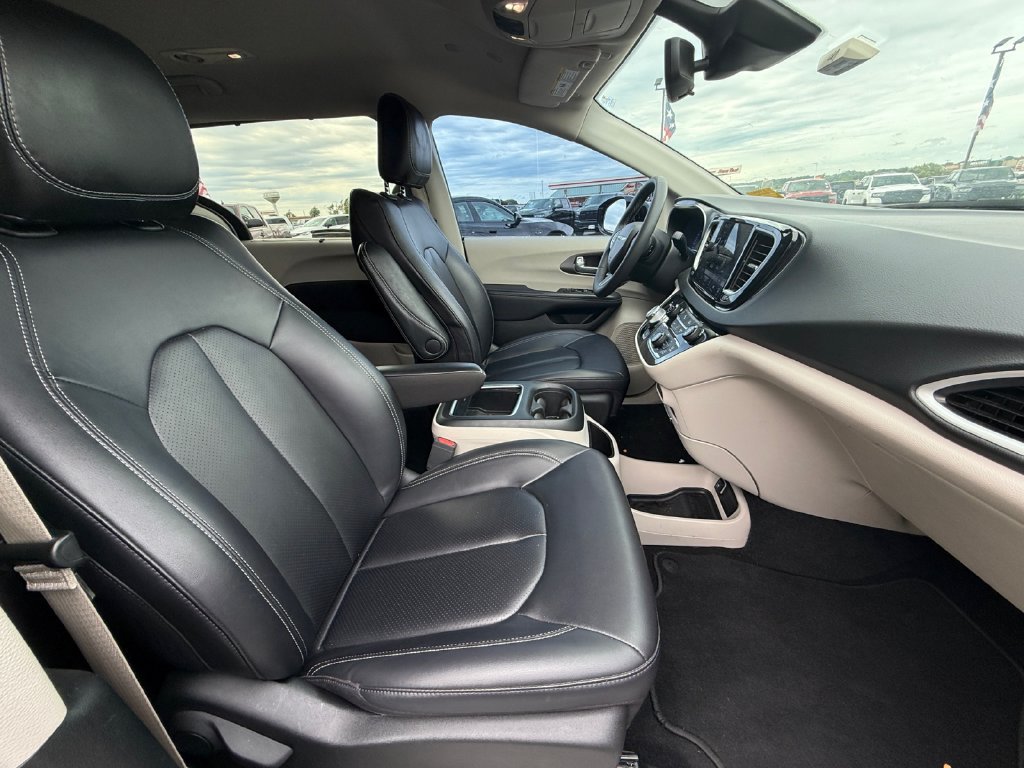 Used 2024 Chrysler Pacifica Touring-L FWD image 41