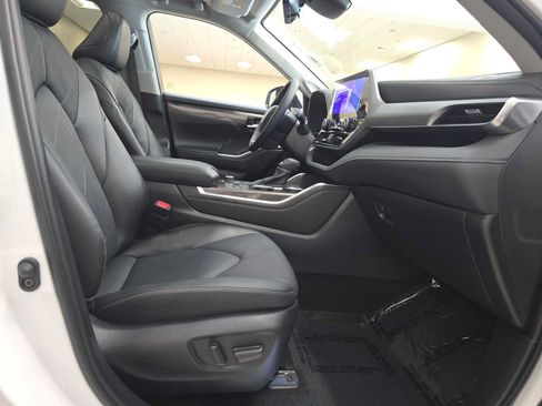 Certified 2025 Toyota Highlander Platinum AWD/4WD image 28