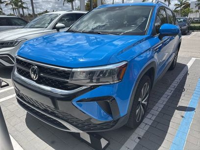 Used 2024 Volkswagen Taos SE w/ Panoramic Sunroof Package