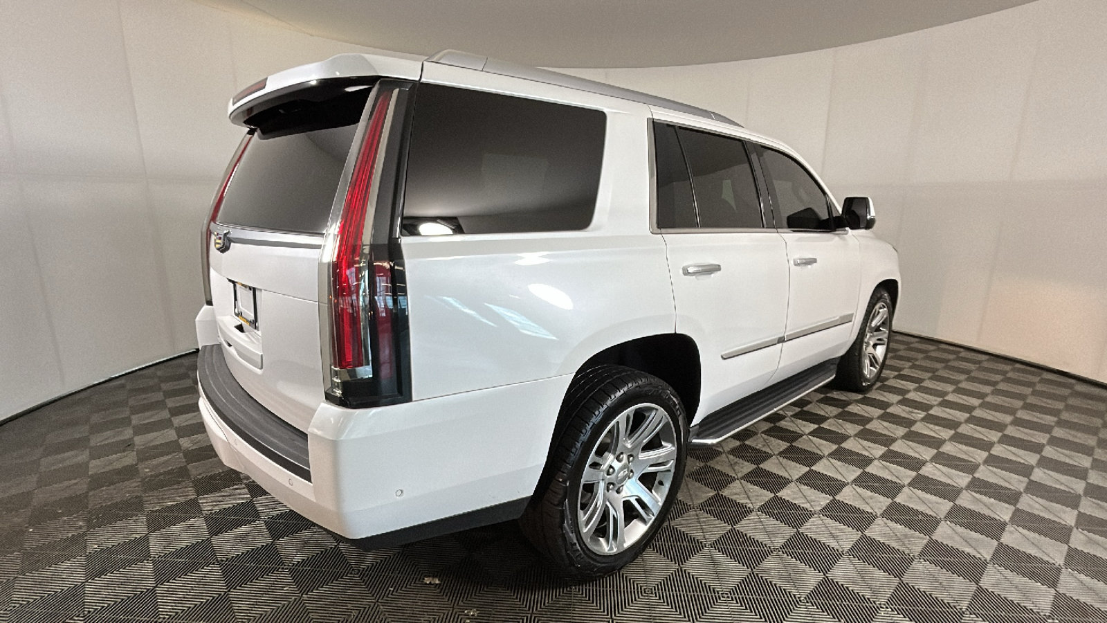 Used 2018 Cadillac Escalade Luxury AWD/4WD image 3