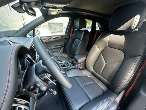Used 2026 Porsche Macan AWD/4WD image 5