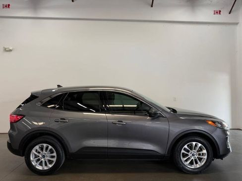 Used 2022 Ford Escape SE image 2
