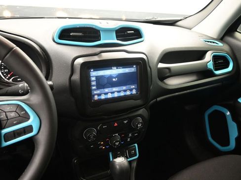 Used 2019 Jeep Renegade Latitude FWD image 14