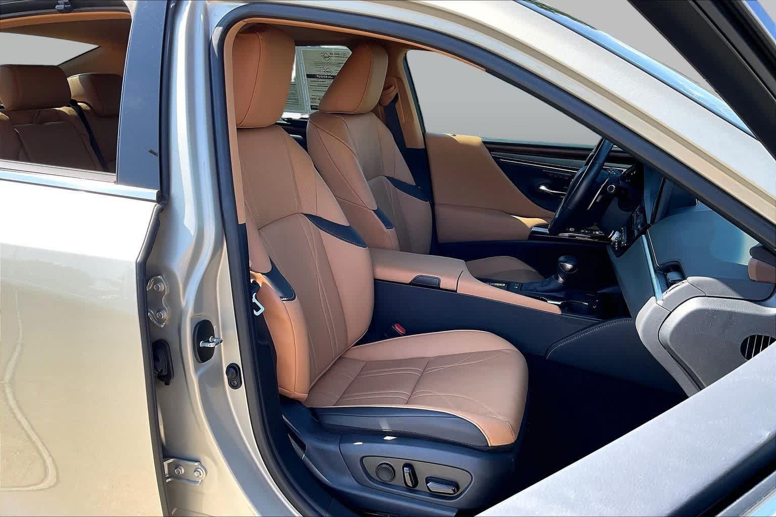 Used 2024 Lexus ES 300h Ultra Luxury w/ Accessory Package (Z2) FWD image 8