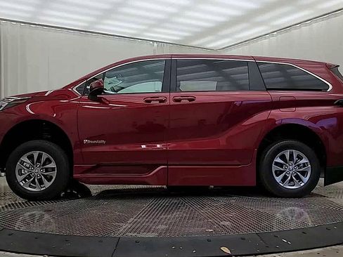 Used 2024 Toyota Sienna LE image 5