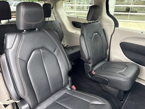 Used 2020 Chrysler Pacifica Touring-L Plus FWD image 46