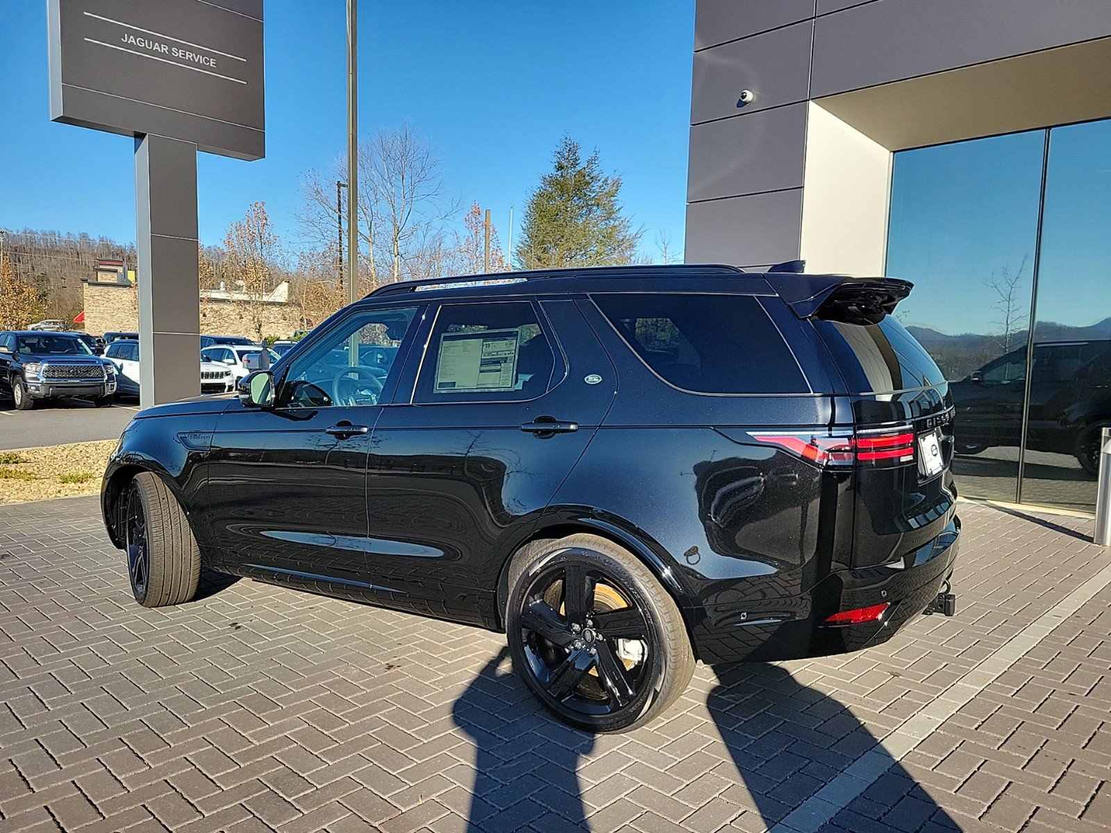 Used 2025 Land Rover Discovery Dynamic SE AWD/4WD image 9