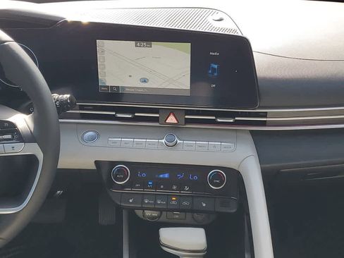 Used 2023 Hyundai Elantra Limited image 15