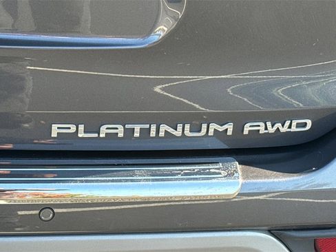 Used 2022 Toyota Highlander Platinum image 11