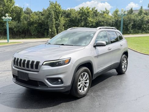 Used 2019 Jeep Cherokee Latitude Plus w/ Cold Weather Group AWD/4WD image 2