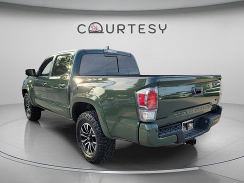 Used 2022 Toyota Tacoma TRD Sport w/ Technology Package RWD image 2