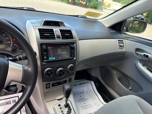 Used 2013 Toyota Corolla LE FWD image 21
