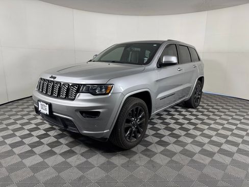 Used 2017 Jeep Grand Cherokee Altitude image 3