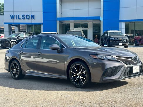 Used 2024 Toyota Camry SE image 2