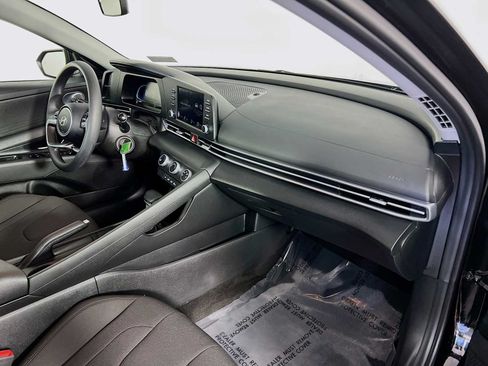Certified 2025 Hyundai Elantra SE FWD image 28