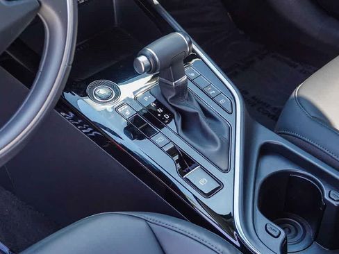Certified 2024 Kia Niro EX FWD image 18