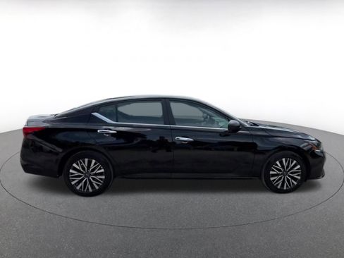 Used 2025 Nissan Altima 2.5 SV FWD image 16