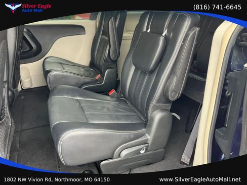 Used 2015 Chrysler Town & Country Touring FWD image 11