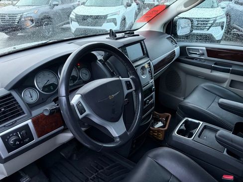 Used 2010 Chrysler Town & Country Touring Plus w/ Premium Group image 14