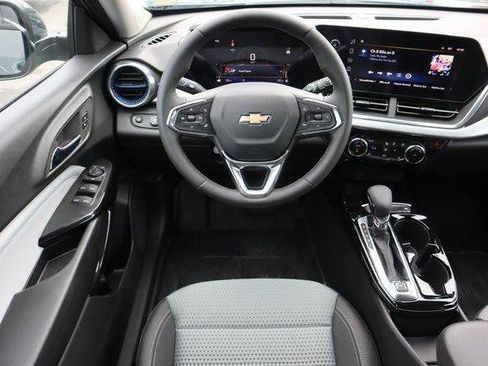 Used 2025 Chevrolet Trax LT w/ Driver Confidence Package FWD image 18