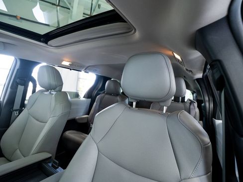 Used 2025 Toyota Sienna XLE FWD image 33