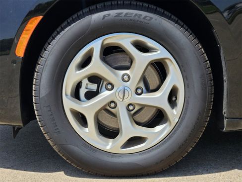 New 2024 Chrysler Pacifica Limited w/ Uconnect Theater Family Group image 10