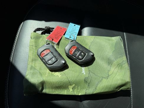 Used 2020 Jeep Gladiator Overland w/ Uconnect 4C Nav & Sound Group image 24