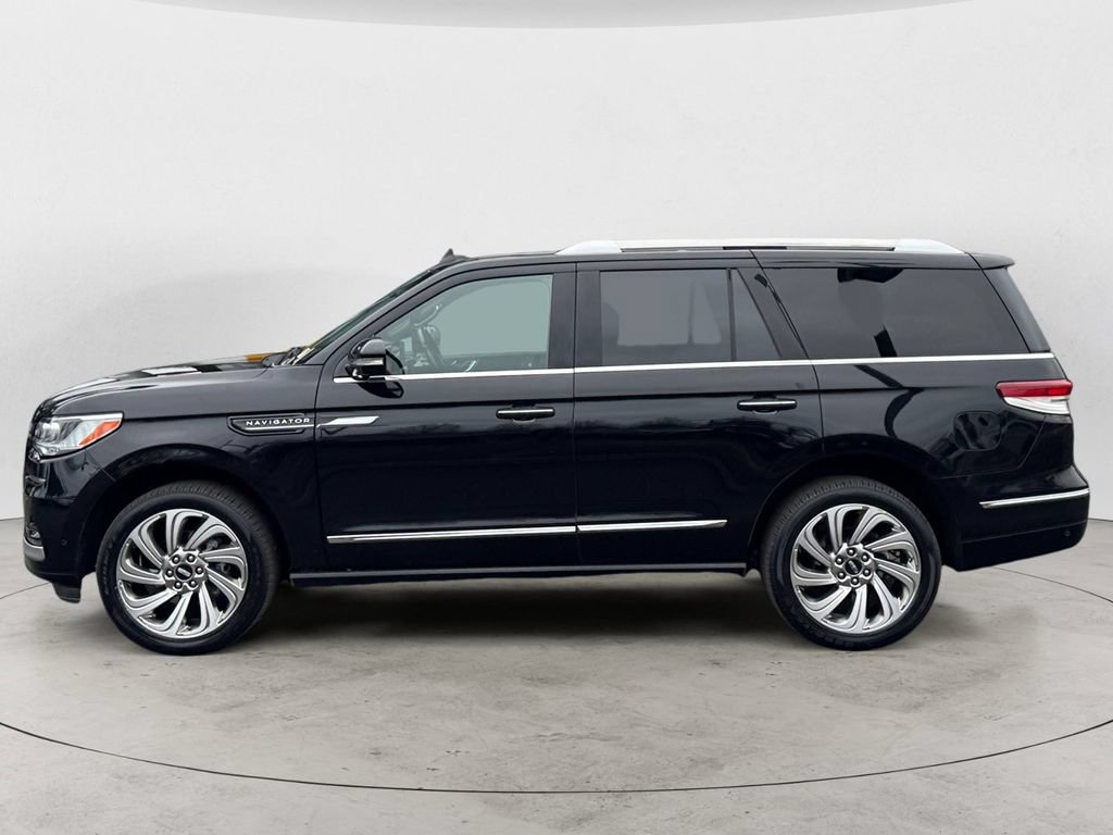Used 2024 Lincoln Navigator Reserve AWD/4WD image 2