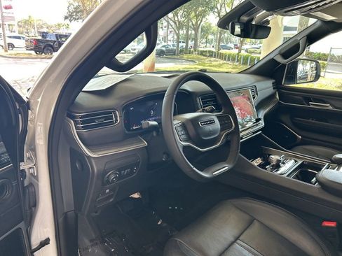 Used 2023 Jeep Wagoneer Series III w/ Preferred Equipment Group image 6