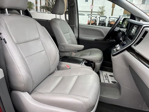 Used 2016 Toyota Sienna image 32