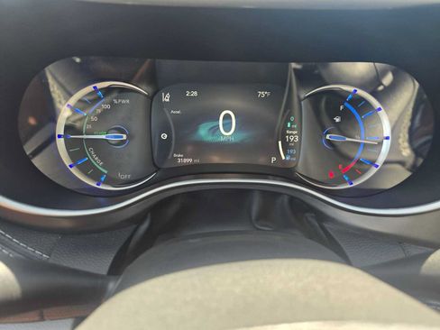 Used 2024 Chrysler Pacifica Limited FWD image 25