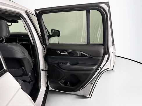 Used 2023 Jeep Grand Cherokee Laredo w/ Luxury Tech Group I RWD image 29